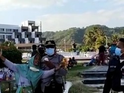 Viral Emak-emak NTB Ngomel Berbahasa Inggris Saat Diminta Tak Berkerumun