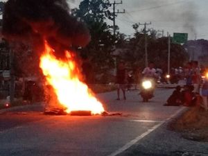Warga Musi Rawas Utara Blokade Jalinsum Imbas Larangan Pesta Malam