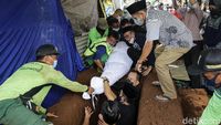 Akbar Tanjung-Yenny Wahid Hadiri Pemakaman Wimar Witoelar
