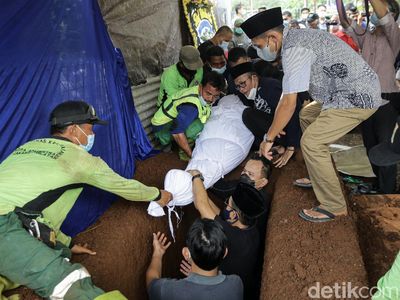 Akbar Tanjung-Yenny Wahid Hadiri Pemakaman Wimar Witoelar