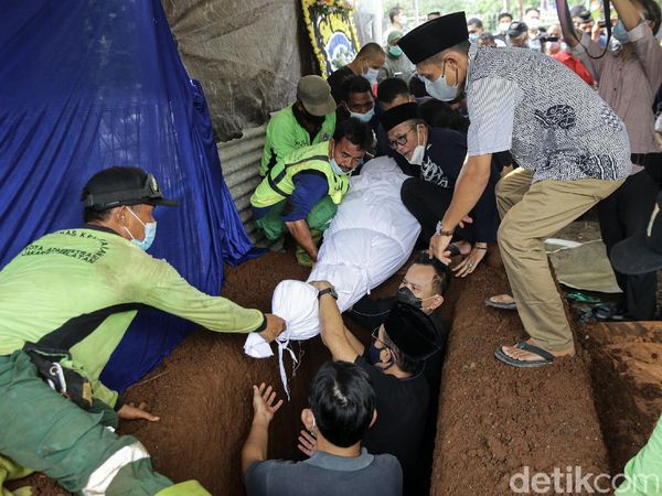 Akbar Tanjung-Yenny Wahid Hadiri Pemakaman Wimar Witoelar