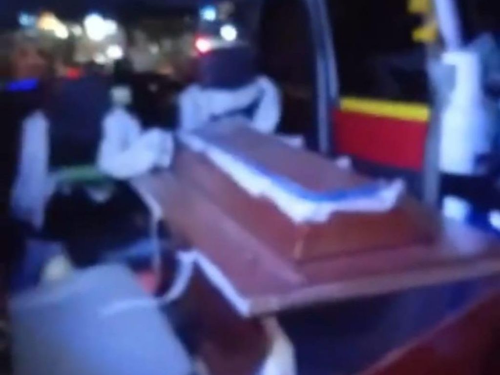 Mobil Boks Tabrak Ambulans Hingga Jenazah Keluar dari Peti Mobil Boks Tabrak Ambulans Hingga Jenazah Keluar dari Peti