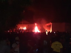 Momen Mencekam Saat Warga Bakar Polsek Candipuro