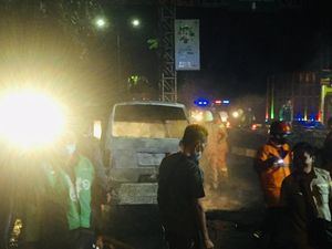 Mobil Angkot Hangus Terbakar di Pulogadung Jaktim