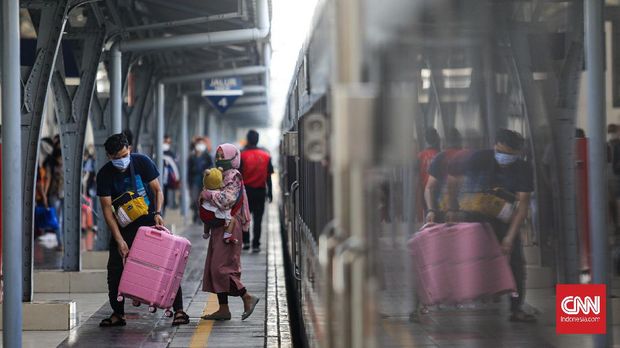 Penumpang arus balik lebaran tiba menggunakan Kereta Api Sawunggalih di Stasiun Pasar Senen, Jakarta, Rabu (19/5/2021). Berakhir masa larangan mudik oleh pemerintah sejak senin (17/5/2021), Stasiun Pasar Senen dipenuhi pemudik arus balik keberangkatan dari Jawa Tengah dan Jawa Timur dengan total sebanyak 7.045 penumpang dari total 20 keberangkatan. CNN Indonesia/Adi Maulana Ibrahim