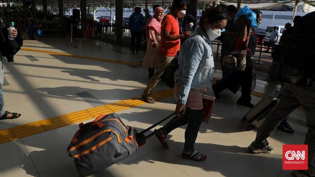 Penumpang arus balik lebaran tiba menggunakan Kereta Api Sawunggalih di Stasiun Pasar Senen, Jakarta, Rabu (19/5/2021). Berakhir masa larangan mudik oleh pemerintah sejak senin (17/5/2021), Stasiun Pasar Senen dipenuhi pemudik arus balik keberangkatan dari Jawa Tengah dan Jawa Timur dengan total sebanyak 7.045 penumpang dari total 20 keberangkatan. CNN Indonesia/Adi Maulana Ibrahim