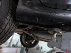 Cara Mendongkrak Mobil Supaya Tak Amblas saat Ganti Ban, Perhatikan Titik Tumpu