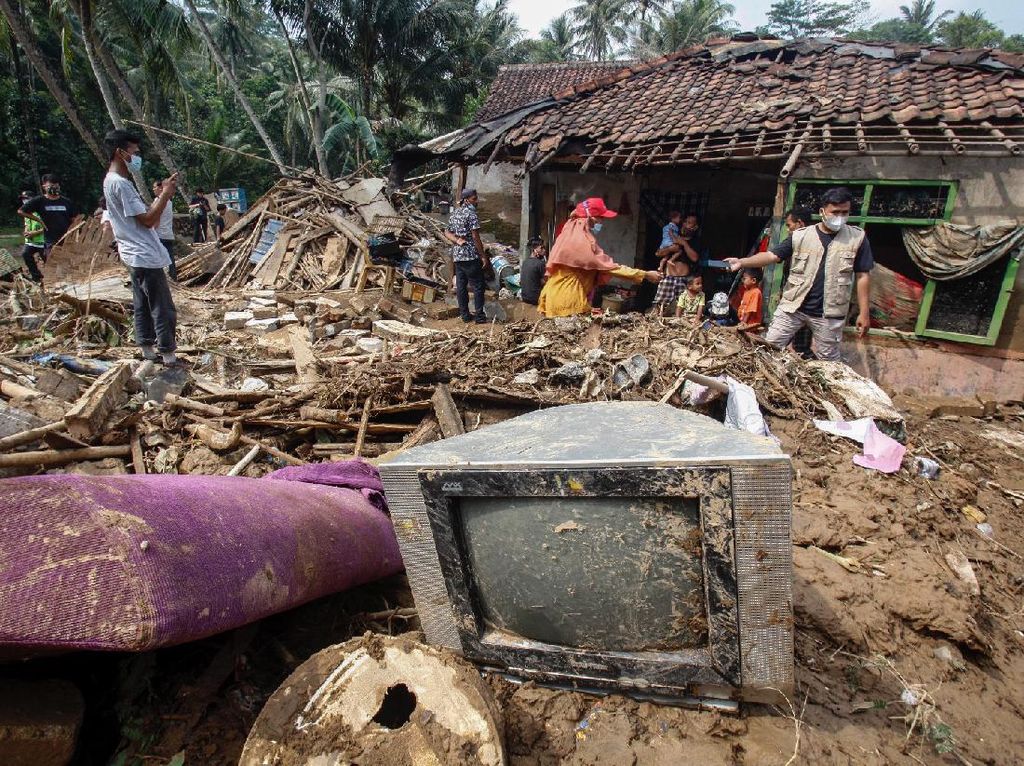 Banjir Bandang Porak Porandakan Desa Rengasjajar Bogor Banjir Bandang Porak Porandakan Desa Rengasjajar Bogor