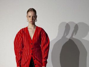 Brand Korea Buat Jeans Nyeleneh, Bikin Kaki Seperti Korban Mutilasi