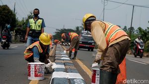 Cegah Kecelakaan, Median Jalan di Parung Dicat Ulang