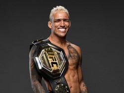 Cerita Juara UFC Charles Oliveira: Dulu Naik Motor Bebek, Sekarang Geber Lamborghini