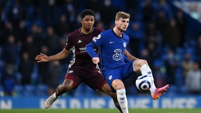LONDON, ENGLAND - MAY 18: Timo Werner of Chelsea battles for possession with Wesley Fofana of Leicester City during the Premier League match between Chelsea and Leicester City at Stamford Bridge on May 18, 2021 in London, England. A limited number of fans will be allowed into Premier League stadiums as Coronavirus restrictions begin to ease in the UK following the COVID-19 pandemic. (Photo by Glyn Kirk - Pool/Getty Images)