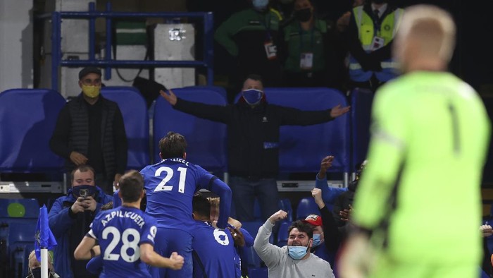 Chelseas Antonio Rudiger celebrates with teammates after scoring his sides opening goal during the English Premier League soccer match between Chelsea and Leicester City at Stamford Bridge Stadium in London, Tuesday, May 18, 2021. (Catherine Ivill/Pool via AP)