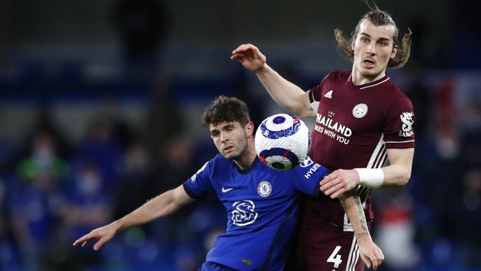 Chelseas Christian Pulisic, left, duels for the ball with Leicesters Caglar Soyuncu during the English Premier League soccer match between Chelsea and Leicester City at Stamford Bridge Stadium in London, Tuesday, May 18, 2021. (Peter Cziiborra/Pool via AP)
