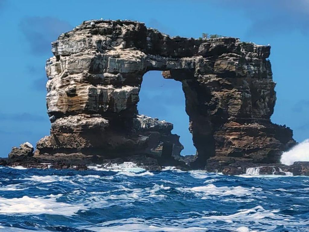 Ikon Batuan Galapagos, Darwins Arch Runtuh Dimakan Erosi