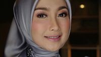 10 Gaya Hijab Desy Ratnasari yang Cantiknya Awet