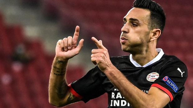 PSV Eindhoven's Israeli forward Eran Zahavi celebrates after scoring a goal during the UEFA Europa League round of 32 first leg football match between Olympiacos FC and PSV Eindhoven at the Georgios Karaiskakis stadium in Piraeus near Athens on February 18, 2021. (Photo by ARIS MESSINIS / AFP)