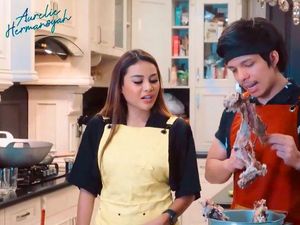 Romantisnya Aurel Hermansyah saat Bikin Masakan untuk Atta Halilintar