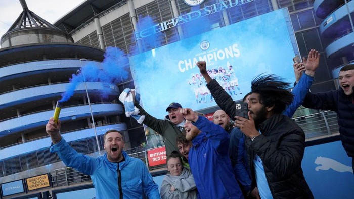 MANCHESTER, ENGLAND - MAY 11: Manchester City fans celebrate outside Etihad Stadium as their team has been confirmed as Premier League champions for the third time in four seasons on May 11, 2021 in Manchester, England. Manchester City Football club claims the Premier League title as nearest rival Manchester United lost to Leicester today 1-2. Football fans are currently unable to attend matches due to coronavirus restrictions. (Photo by Christopher Furlong/Getty Images)