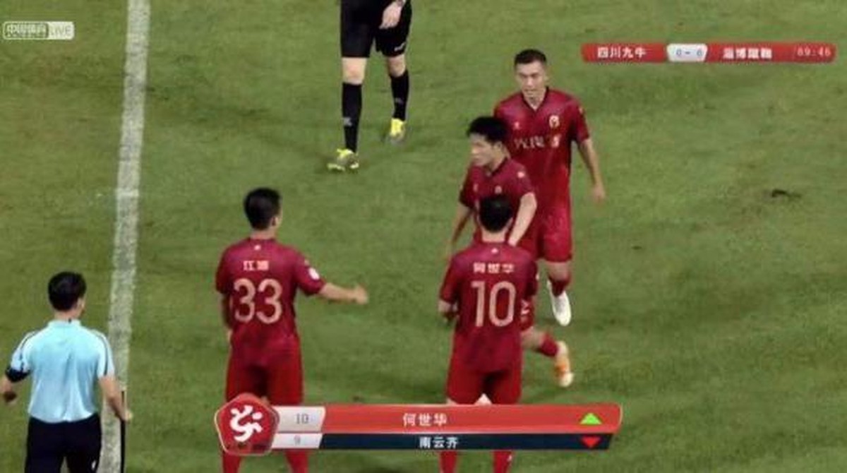 Pemilik klub Zibo Cuju, He Shihua (nomor 10), tampil sebagai pemain pengganti di laga divisi dua China. (Foto: Twitter)