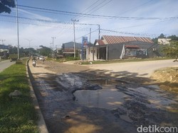 Tolong! Jalan Poros di Kota Kendari Rusak Parah-Bahayakan Pengendara