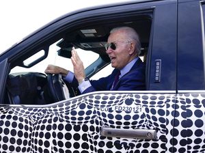 Joe Biden Ngebut Jajal Pick-up Listrik Ford