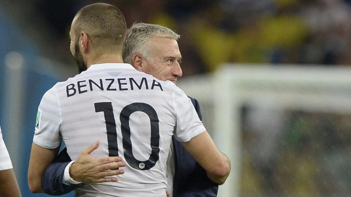 (FILES) In this file photo taken on June 26, 2014 Frances coach Didier Deschamps (back) and Frances forward Karim Benzema hug  after France drew 0-0 at the end of the Group E football match between Ecuador and France at the Maracana Stadium in Rio de Janeiro during the 2014 FIFA World Cup. - Frances head coach Deschamps calls Benzema back into the national team for the upcoming Euro, AFP reports on May 18, 2021. (Photo by Franck FIFE / AFP)