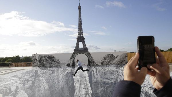 Karya Seni di Menara Eiffel Ini Keren Banget!