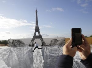 Karya Seni di Menara Eiffel Ini Keren Banget!