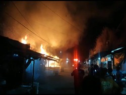 Diduga Korsleting Listrik, 4 Kios di Pasar Cigasong Majalengka Terbakar