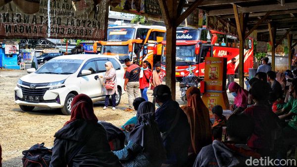 Larangan Mudik Berakhir, Pemudik Padati Terminal Pondok Pinang Larangan Mudik Berakhir, Pemudik Padati Terminal Pondok Pinang