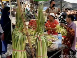 Jelang Lebaran Ketupat, Penjual Janur di Pasuruan Untung Berlipat