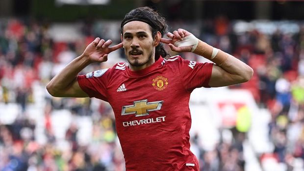Soccer Football - Premier League - Manchester United v Fulham - Old Trafford, Manchester, Britain - May 18, 2021 Manchester United's Edinson Cavani celebrates scoring their first goal Pool via REUTERS/Laurence Griffiths EDITORIAL USE ONLY. No use with unauthorized audio, video, data, fixture lists, club/league logos or 'live' services. Online in-match use limited to 75 images, no video emulation. No use in betting, games or single club /league/player publications.  Please contact your account representative for further details.