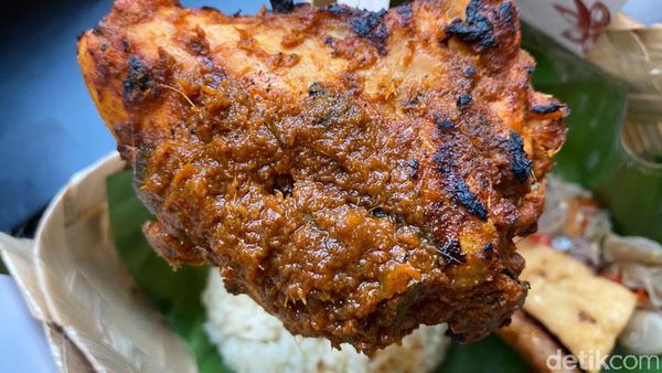 Yummy! Enaknya Ayam Bakar Rempah dan Risol Isi Sei Sapi