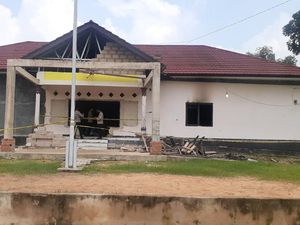 8 Warga Pembakar Polsek Candipuro Ditangkap, 1 Orang Masih di Bawah Umur 8 Warga Pembakar Polsek Candipuro Ditangkap, 1 Orang Masih di Bawah Umur