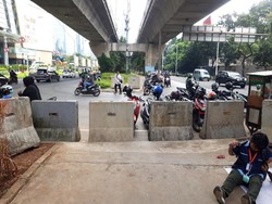 MCB Terpasang di U Turn, Motor Tak Lagi Naik Trotoar Kolong JLNT Kuningan