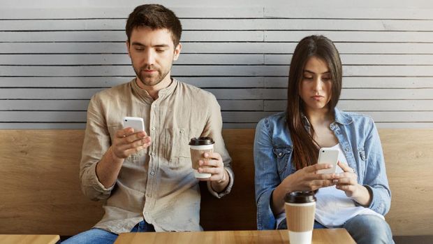 Terbiasa mengecek smartphone ketika berinteraksi dengan orang lain bisa membuat rasa kurang dihargai muncul pada lawan bicara.