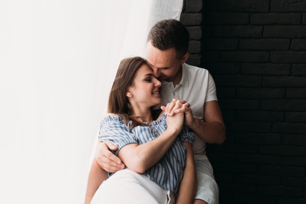 Berada di dekat orang lain biasanya kamu lebih mungkin mempercayai mereka, kamu berbagi ruang pribadi dan terbuka untuk mengembangkan hubungan yang lebih dalam dengan mereka.