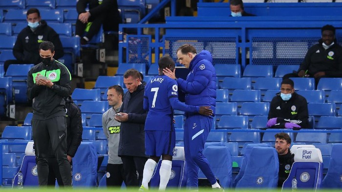 LONDON, ENGLAND - MAY 18: NGolo Kante of Chelsea is consoled by Thomas Tuchel, Manager of Chelsea as he is substituted following an injury during the Premier League match between Chelsea and Leicester City at Stamford Bridge on May 18, 2021 in London, England. A limited number of fans will be allowed into Premier League stadiums as Coronavirus restrictions begin to ease in the UK following the COVID-19 pandemic. (Photo by Catherine Ivill/Getty Images)