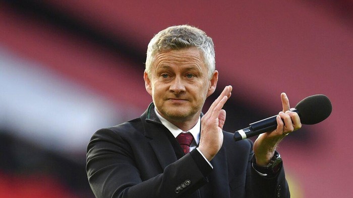 Manchester Uniteds manager Ole Gunnar Solskjaer applaud fans after the English Premier League soccer match between Manchester United and Fulham at Old Trafford stadium in Manchester, England, Tuesday, May 18, 2021. (AP Photo/Paul Ellis, Pool)