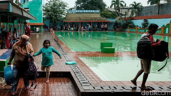 Panik Gak! Kerumunan Kolam Renang Ini Dibubarkan Aparat