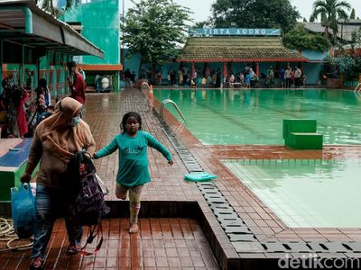 Panik Gak! Kerumunan Kolam Renang Ini Dibubarkan Aparat