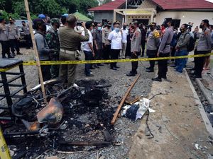 Hilang Jabatan Kapolsek Candipuro Buntut Polsek Dibakar Warga Hilang Jabatan Kapolsek Candipuro Buntut Polsek Dibakar Warga