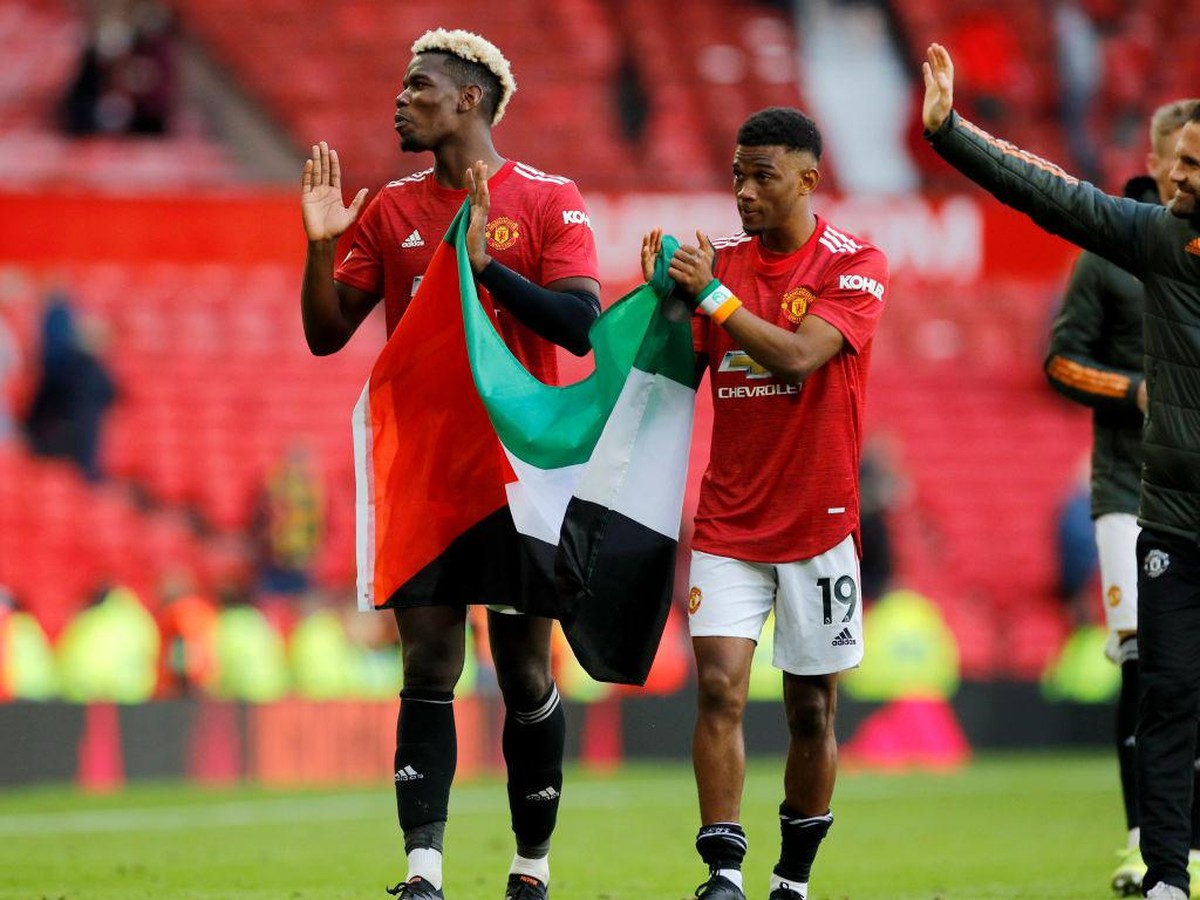 Aksi Paul Pogba dan Amad Dialo mengibarkan bendera Palestina diedit Striker Israel, Eran Zahavi. (Foto: Getty Images/Phil Noble - Pool)