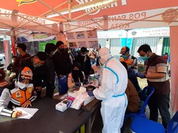 Ratusan Pengendara Diduga Pemudik Dites Antigen di Pos Sasak Jarang Bekasi