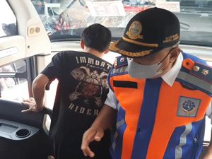 Penumpang Diminta Turun dari Bus Karena Langgar Prokes Penumpang Diminta Turun dari Bus Karena Langgar Prokes