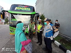542 Pemudik Kena Penyekatan Arus Balik di Depok Dites COVID, 2 Orang Reaktif