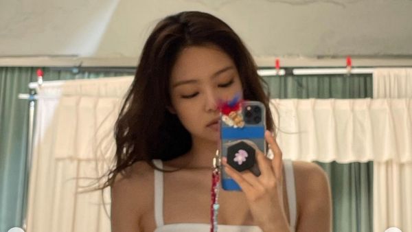 7 Foto Jennie BLACKPINK Pamer Perut Rata, Seksinya Nggak Ada Obat!