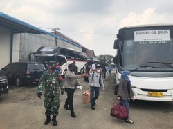 Pemudik Reaktif COVID Tiba di Pool Bus Ciputat, Dibawa ke RS Karantina