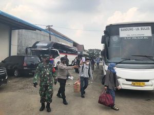 Pemudik Reaktif COVID Tiba di Pool Bus Ciputat, Dibawa ke RS Karantina Pemudik Reaktif COVID Tiba di Pool Bus Ciputat, Dibawa ke RS Karantina